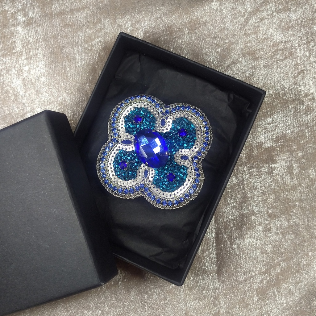 Broche arabesque bleue