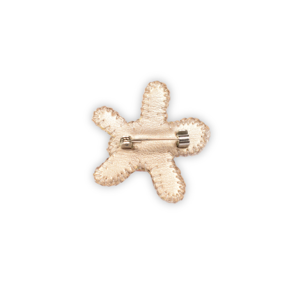 Broche tortue artisanale brodée main en perles et strass, bijou unique