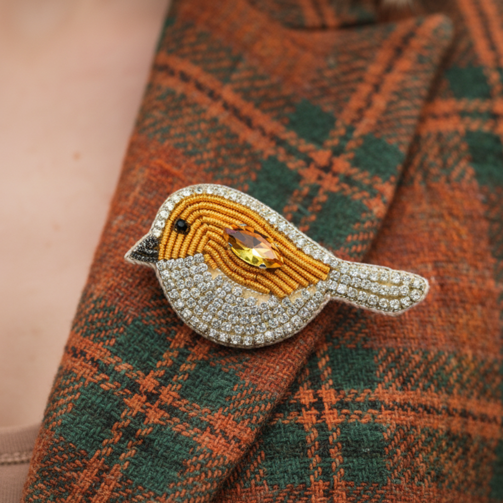 broche-oiseau-moineau-ambre-sur-veste-automne-femme