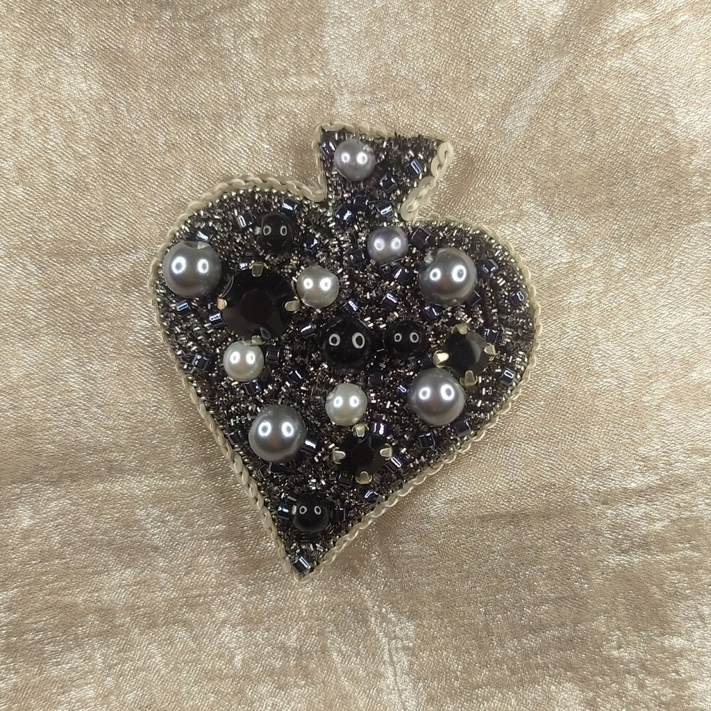 Broche pique noire