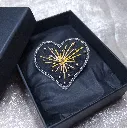 Nesican_broche_coeur_feu_artifice_2.webp