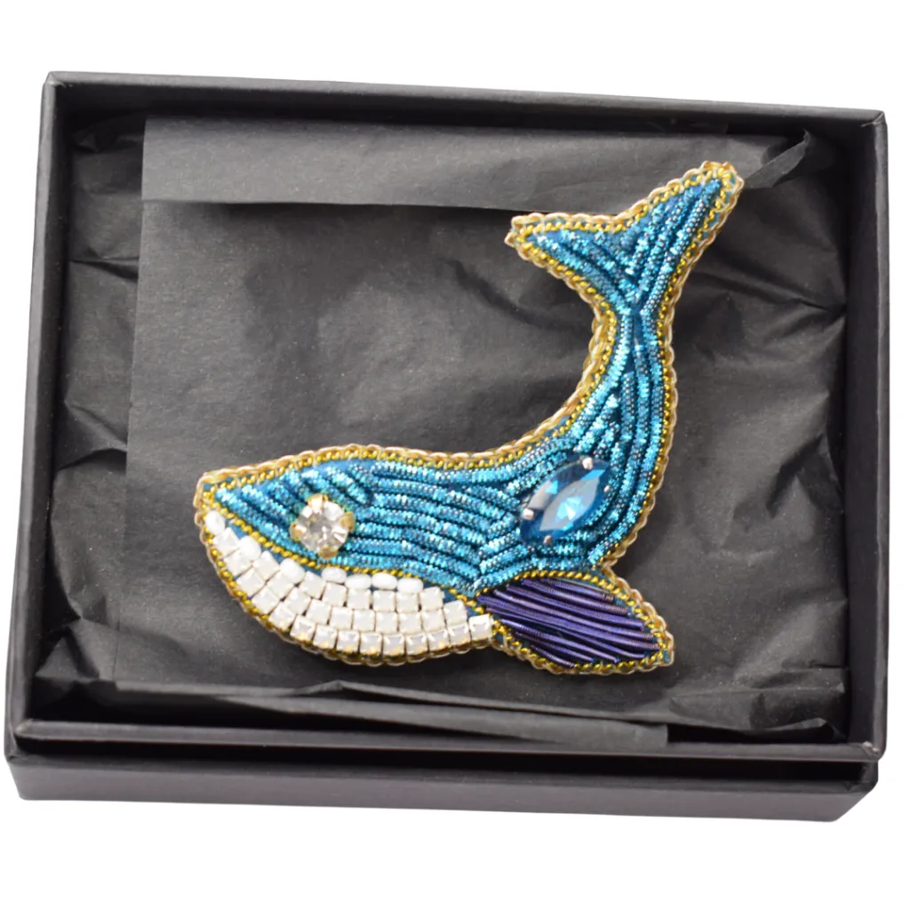 Broche épingle Nesican Baleine bleue brodée à la main (2).webp